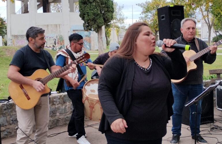 MUSICA EN LA PLAZA, UNA PROPUESTA DOMINGUERA QUE SE INSTALO PARA QUEDARSE.