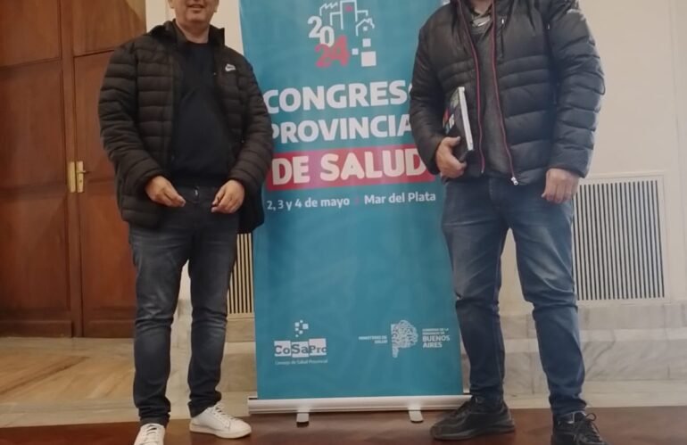 Los directores del Centro de Salud presentes en las actividades centrales del COSAPRO  Los directores, Dr. Emiliano Capandegui y el Cdor. Pablo Huerta participaron de eventos específicos de cada una de sus áreas en el Congreso de Salud desarrollado en Mar del Plata.  En una acción destacada de trabajo conjunto y acompañamiento a su equipo de trabajo el Intendente Pablo Garate participó de la Asamblea Anual del COSAPRO en la que el Ministro Kreplak coordinó los lineamientos de su cartera para este 2024 Este es el encuentro anual de las autoridades y trabajadores de salud de la Provincia.  Concurrieron más de 10 mil profesionales de salud a las diferentes instancias de la gestión sanitaria, ya que en estas charlas, exposiciones y cátedras se abordan las temáticas claves de la gestión y también del trabajo cotidiano. En base a ponencias y experiencias de los mismos trabajadores de salud; porque desde cada uno de los eslabones de la red de servicios de salud, desde cada centro de salud y hospital provincial o municipal se marca un camino conjunto para cuidar a cada comunidad. Hubo tiempo para evaluaciones y de balances. Tiempos para compartir abordajes  científicos y técnicos sobre el trabajo realizado. La apertura la realizó el Ministro de Salud de la Pcia, Dr. Nicolas Kreplak y el cierre el Gobernador Axel Kicilloff.   Estrechar lazos y generar relaciones de participación con profesionales de salud del resto de la Provincia es un capital por demás importante para la gestión y que beneficia la obtención de recursos para las instituciones participantes.   En este sentido, los Directores participaron de las ponencias sobre salud digital en plan quinquenal,  Promoción de la salud en contextos de catástrofe,  acceso a la salud para las personas con discapacidad y luego a estrategias de gestión hospitalaria en contexto de crisis, además participaron de exposiciones sobre el acceso a medicamentos y estrategias de financiamiento en contexto crisis económica, cuidados progresivos y finalmente participaron al acto central con la presencia del Gobernador y Ministro y autoridades de salud de la Provincia.