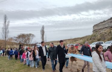 UN HERMOSO  ACTO HOMENAJE A LA  BANDERA QUE UNIO VARIAS LOCALIDADES DE LA ZONA.