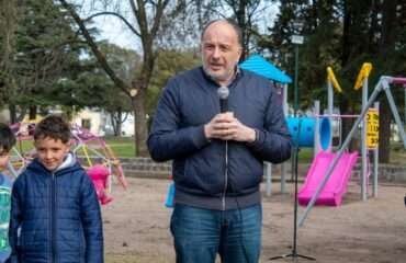 A JUGAR  A LA  PLAZA: SE INAUGURARON JUEGOS EN  PLAZA  ISLAS  MALVINAS DE TRES ARROYOS.