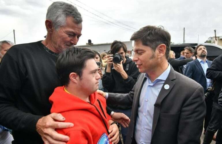 ANDY  CRISTALDO Y UN ABRAZO LLENO DE ESPERANZA E INCLUSION CON AXEL KICILLOF